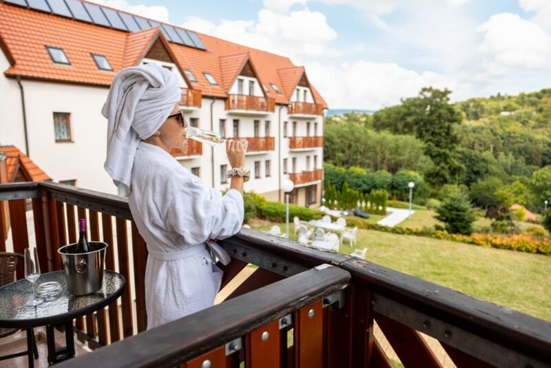 Balkon Frau Sekt Aussicht