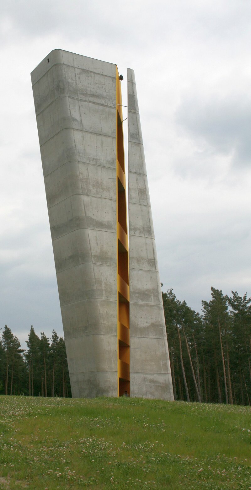 Aussichtsturm am Fundort der Himmelsscheibe auf dem Mittelberg bei Nebra