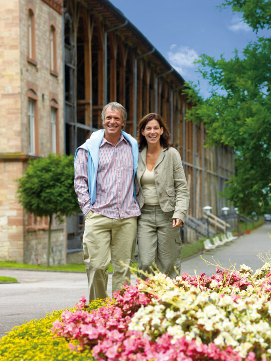 Kurpark-und-Gradierwerk Pärchen©Bad Orb Marketing GmbH (2)