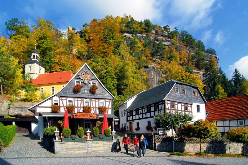 Blick auf den Berg Oybin mit Klosterruine – © Naturpark Zittauer Gebirge