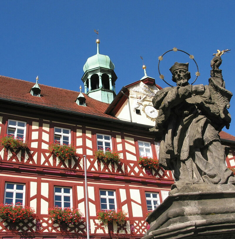 Fachwerk-Rathaus mit Adam-Riese-Denkmal