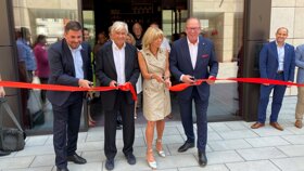 Eröffnung ICH Karlsruhe Band durchschneiden