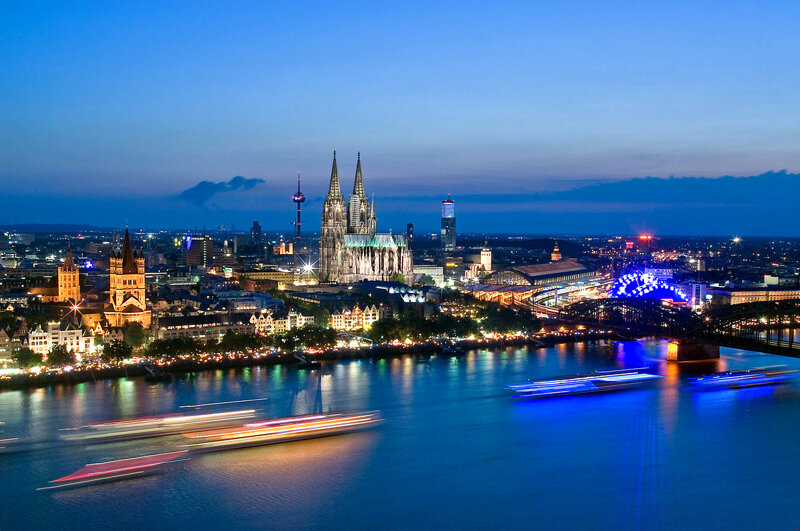Kölner Lichter – Feuerwerksshow über dem Kölner Rheinufer bei Nacht
