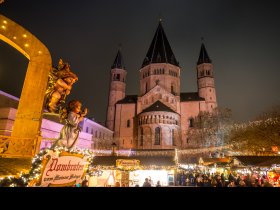 Blick auf den Weihnachtsmarkt am Mainzer Dom  Rheinland-Pfalz Tourismus GmbH