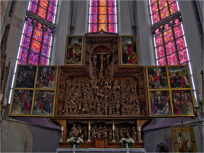 Altar und Kirchenfenster