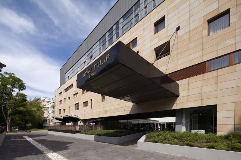 Royal Tulip Hotel Sand von außen