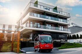 Außenansicht 1 mit Bus