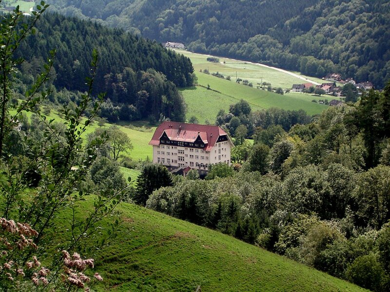 Schwarzwaldklinik Glottertal – der berühmte Karlsbau aus der TV-Serie