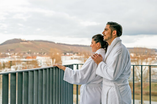 Paar im Bademantel auf der Dachterrasse
