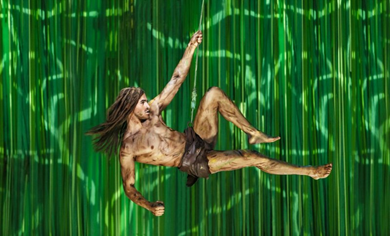 Tarzan schwingt akrobatisch durch den Theatersaal in Hamburg