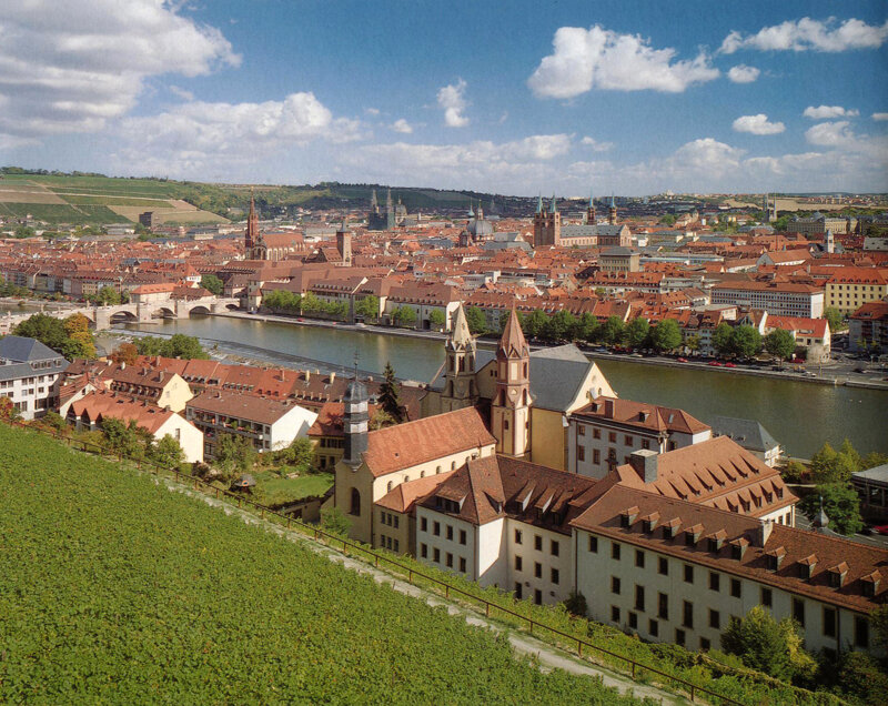 Blick über die Würzburger Altstadt mit Dom und Festung Marienberg
