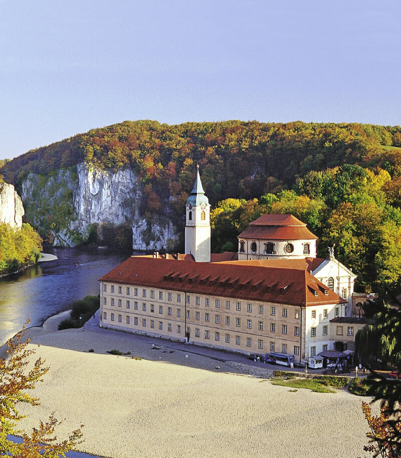 Kloster Weltenburg im Herbst an der Donau in Bayern
