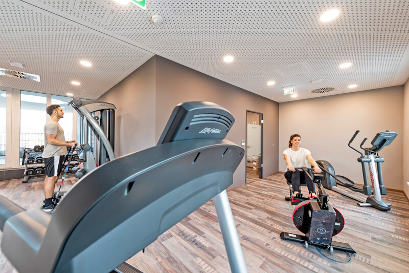 Fitnessbereich mit Geräten