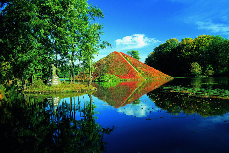 See im Park mit Grabpyramide