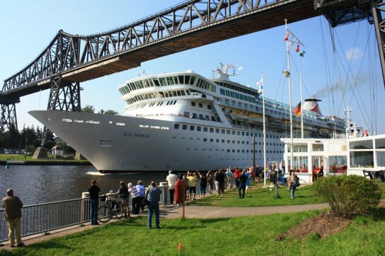 Aida unter der Brücke