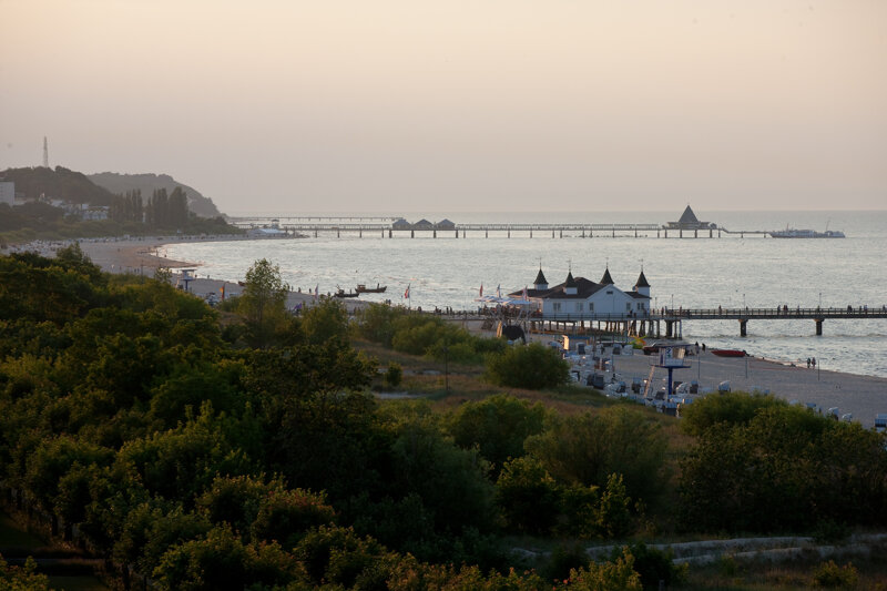 Strand mit Seebrücke am Abend