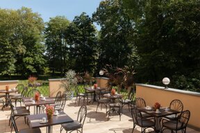 terrasse-fruehstueck-schlosshotel (1)