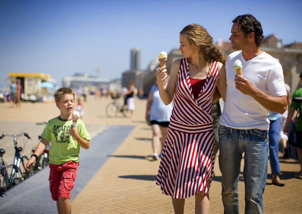 Familie beim Eisessen c Toerisme Oostende, Westtoer