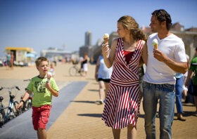 Familie beim Eisessen c Toerisme Oostende, Westtoer