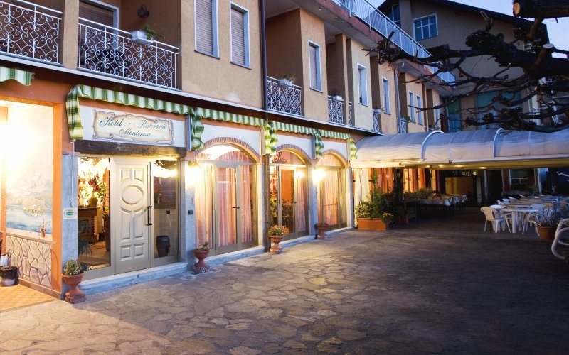 Albergo Monterosa Ameno Hof Außenansicht