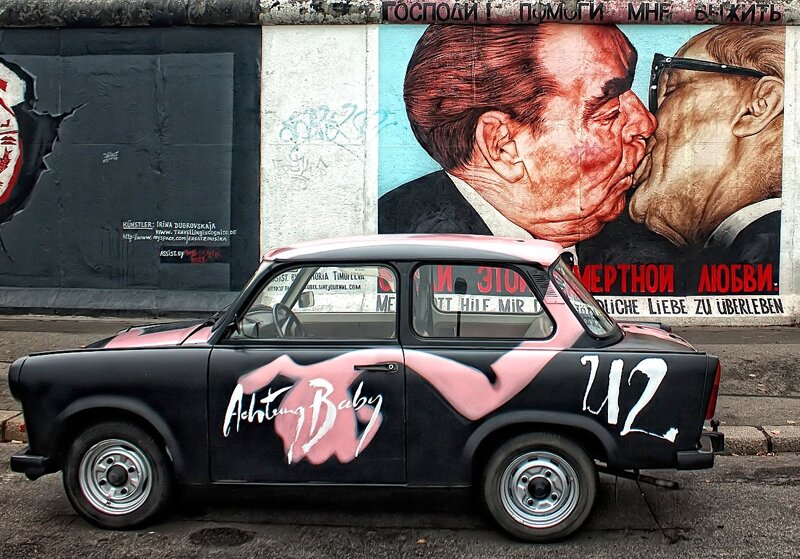 East Side Gallery-Bruderkuss mit Trabbi