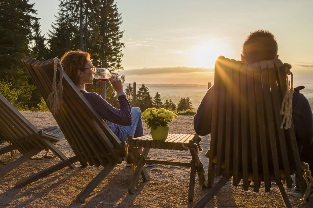 18 Genuss Berghuette Lauterbad Paar Aussicht © Stadt Freudenstadt  Foto Heike Butschkus