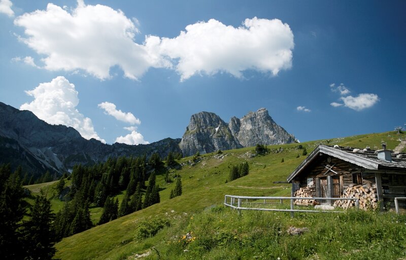 Almhütte mit Bergen