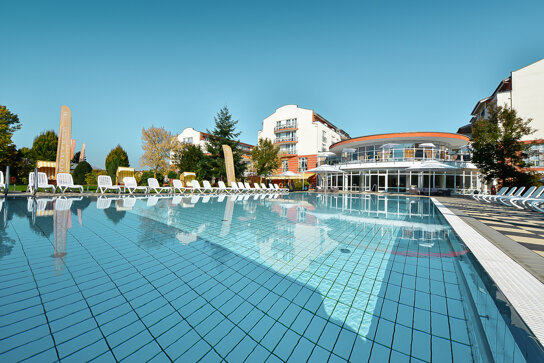 The Monarch Hotel von außen mit Pool