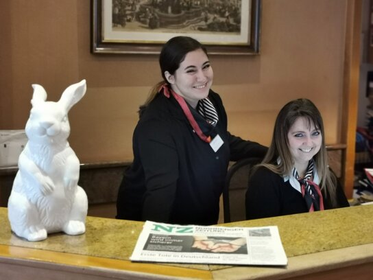 Begrüßung am Empfang durch das Team