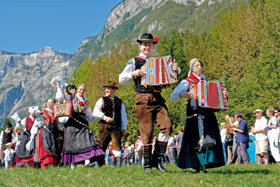 Cow Ball in Bohinj c www.slovenia.info Bogdan Kladnik