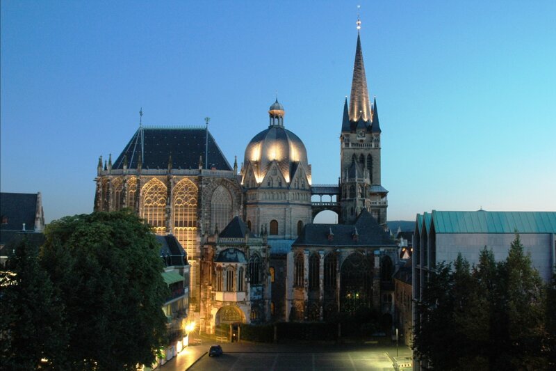 Aachener Dom beleuchtet bei Nacht