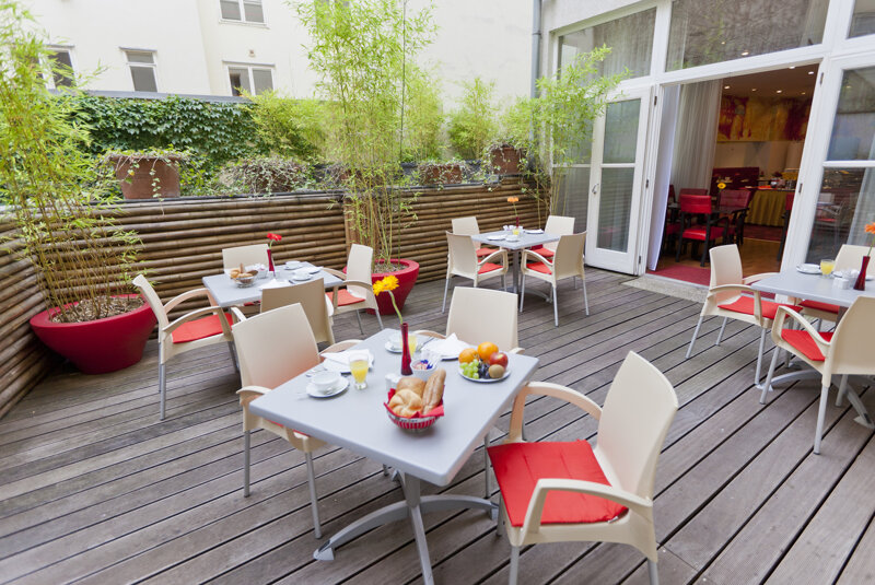 Sonnenterrasse mit Tischen