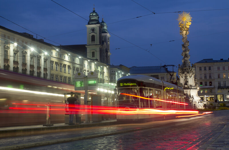 Linzer Hauptplatz bei Nacht mit Pöstlingbergbahn