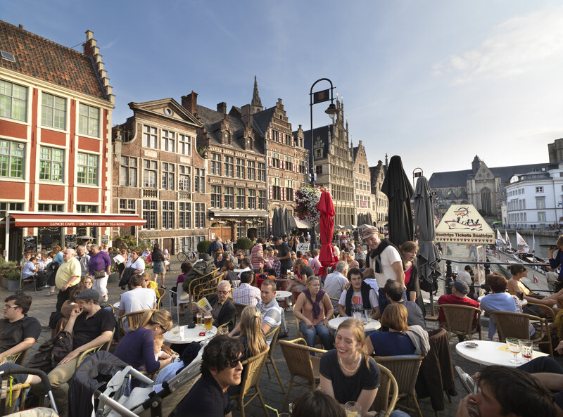 sommerliches Flair in Gent, Café mit vielen Gästen