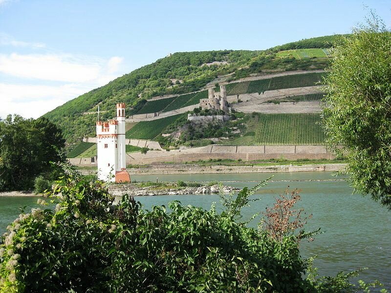 Binger Loch mit Mäuseturm und Burgruine Ehrenfels am Rhein