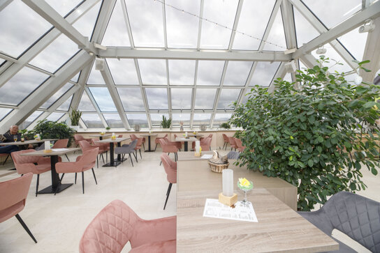 Café im pyramidenförmigen Wintergarten