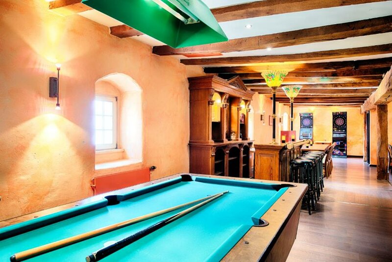 Billiard und Bar