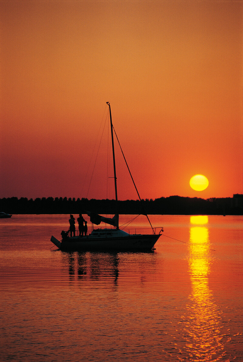Segelboot auf dem Müritzsee bei Sonnenuntergang – Mecklenburgische Seenplatte