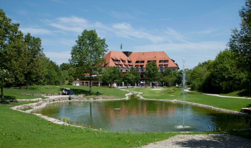 Gebäude vor Teich