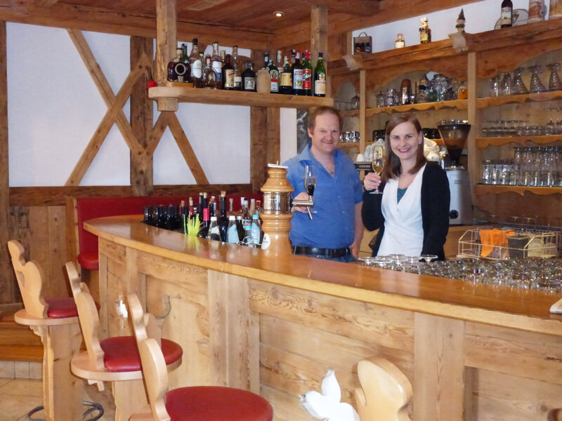 Lisa Carmiggelt mit Hotelchef Georg Steurer in der Bar des Schaurhofs in Sterzing