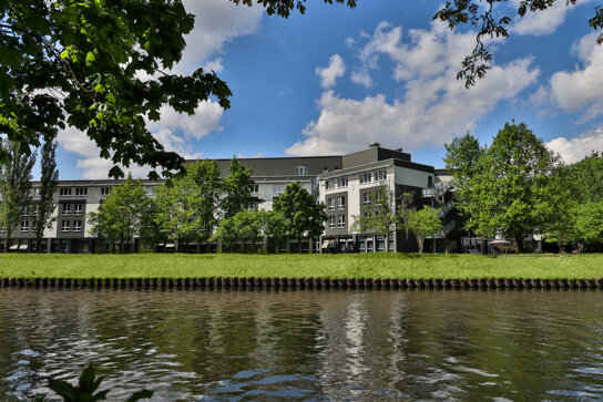 GINN Hotel Berlin Potsdam und der Teltowkanal im Vordergrund