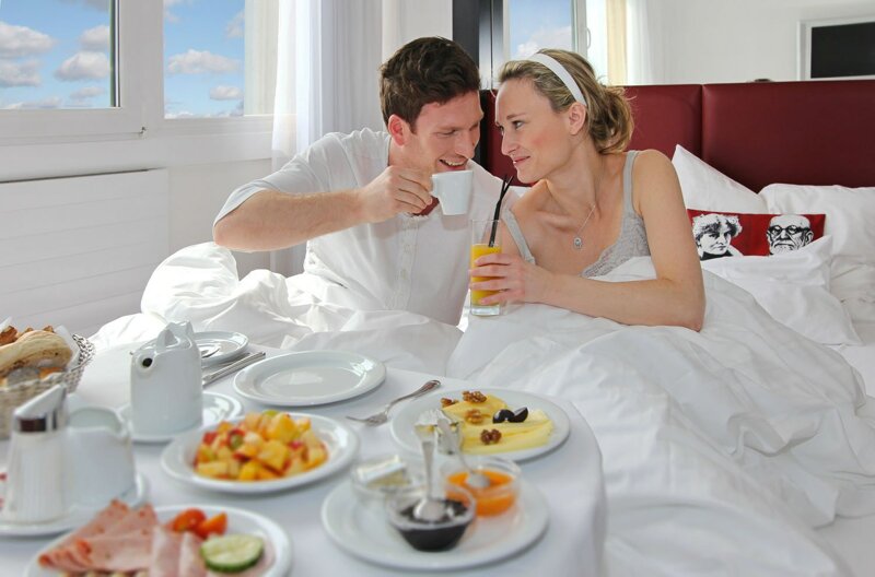 Paar beim Frühstück im Bett