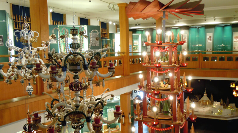 zweistöckige Weihnachtspyramide