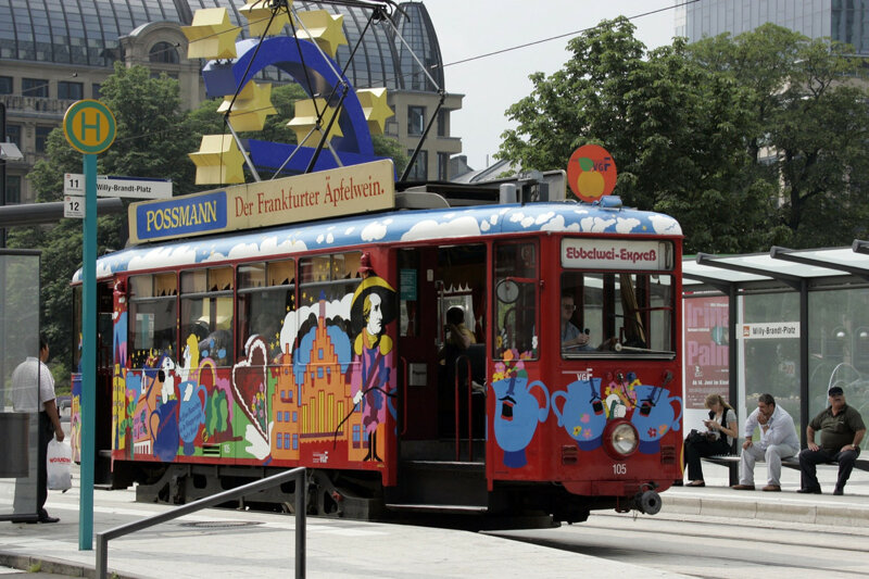 Der Ebbelwei-Expreß – die bunte Traditionsstraßenbahn Frankfurts