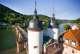 Alte Bruecke mit Türmen