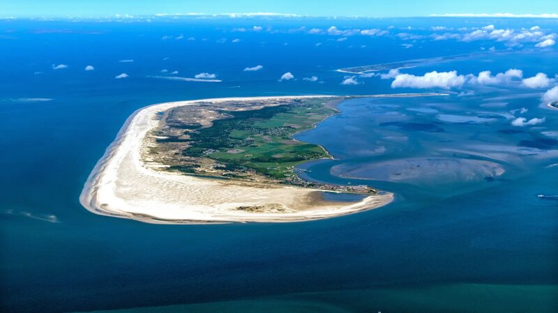 Luftbild der Nordseeinsel Amrum mit Kniepsand