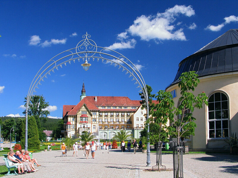 Kurpark Bad Kudowa im Sommer – Spaziergang zwischen Kiefern und Heilquellen