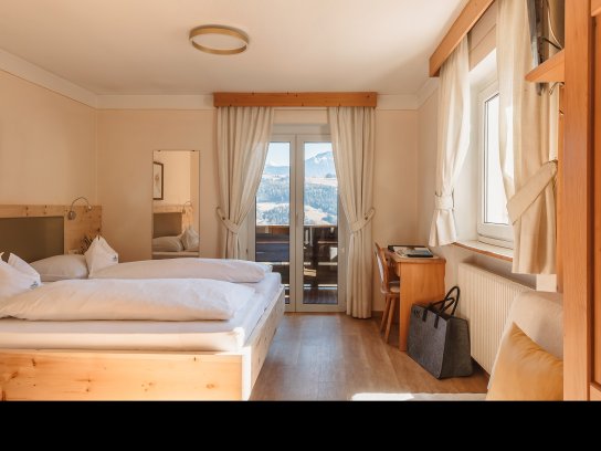 Doppelzimmer mit hellem Holz