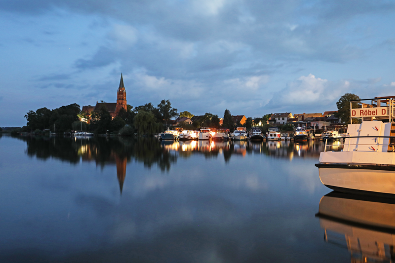 Röbel Hafen bei Nacht