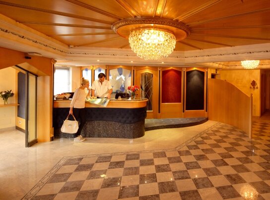 Rezeption im Sonnenhotel Adler mit Kristallkronleuchter